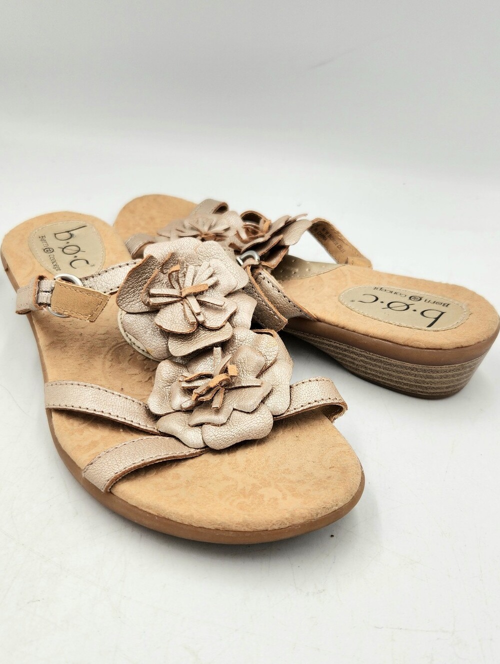 BOC Metallic Champagne Floral Applique Mini Wedge Leather Sandal 8 Slip On Shoe